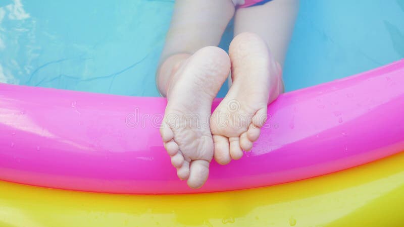 Bébé En Maillot De Bain Avec Un Ballon De Plage Gonflable Banque D