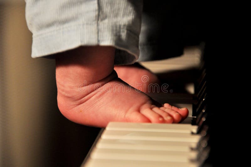 Pieds De Bebe Garcon Sur Le Piano Image Stock Image Du Cle Instrument Pieds De Bebe Garcon Sur Le Piano Image Stock Image Du Cle Instrument