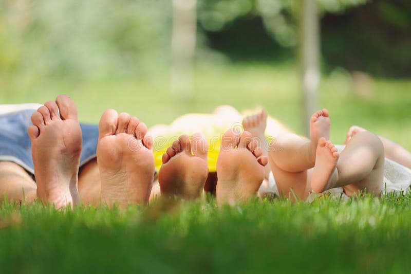 Family feet. Стопы семьи. Семья ноги. Ступни всей семьи. Большая семья на ногах.