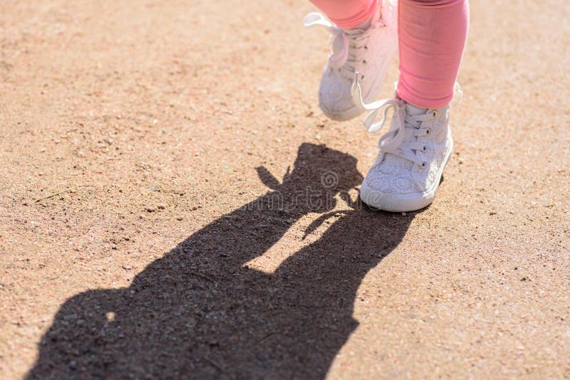 Pieds de petite fille seulement avec la haute chaussure de gymnase de dessus de dentelle blanche photographie stock libre de droits Pieds de petite fille seulement avec la haute chaussure de gymnase de dessus de dentelle blanche photographie stock libre de droits