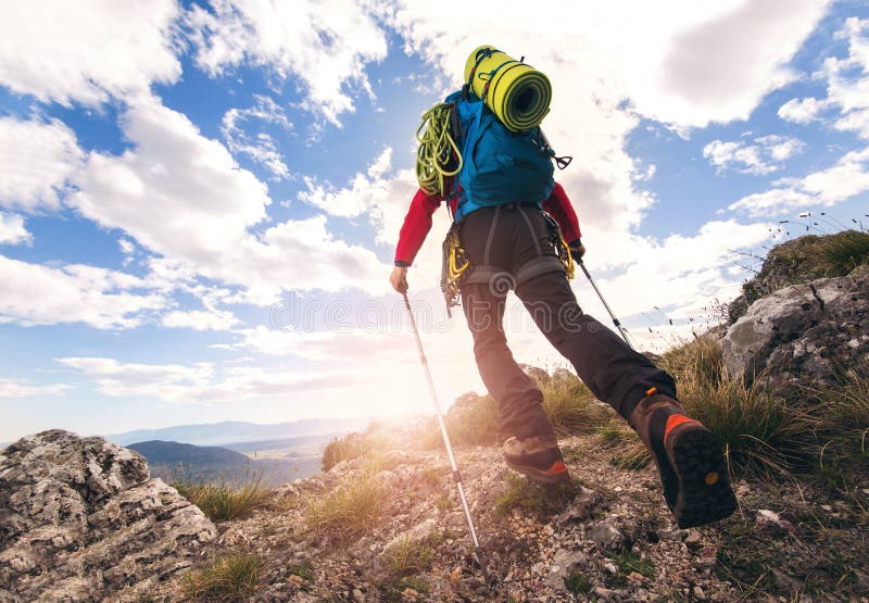 Pieds de voyageur augmentant en montagnes image libre de droits Pieds de voyageur augmentant en montagnes image libre de droits