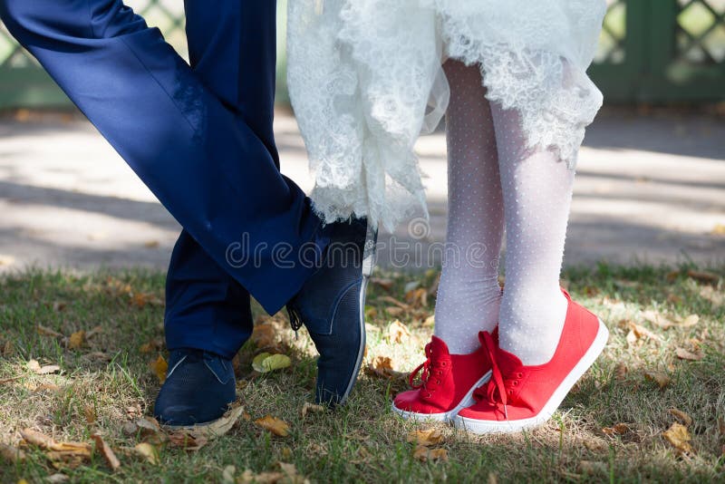 Pieds des jeunes mariés dans des chaussures photo stock Pieds des jeunes mariés dans des chaussures photo stock
