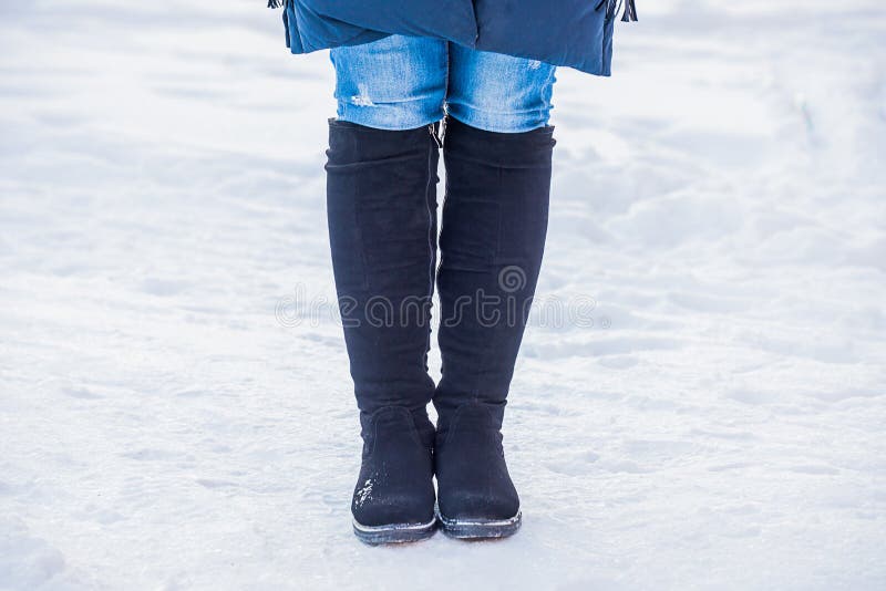 Pieds du ` s de femmes dans les bottes image stock Pieds du ` s de femmes dans les bottes image stock