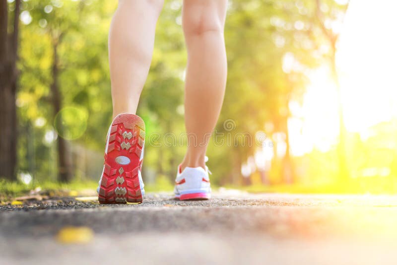 Pieds femelles de coureur courant le plan rapproché sur la chaussure photos stock Pieds femelles de coureur courant le plan rapproché sur la chaussure photos stock