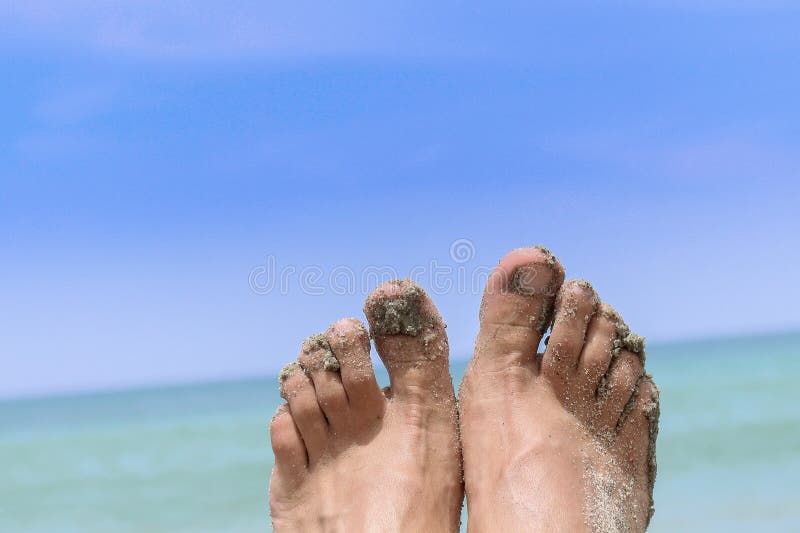 Pieds nus devant la mer photo libre de droits Pieds nus devant la mer photo libre de droits
