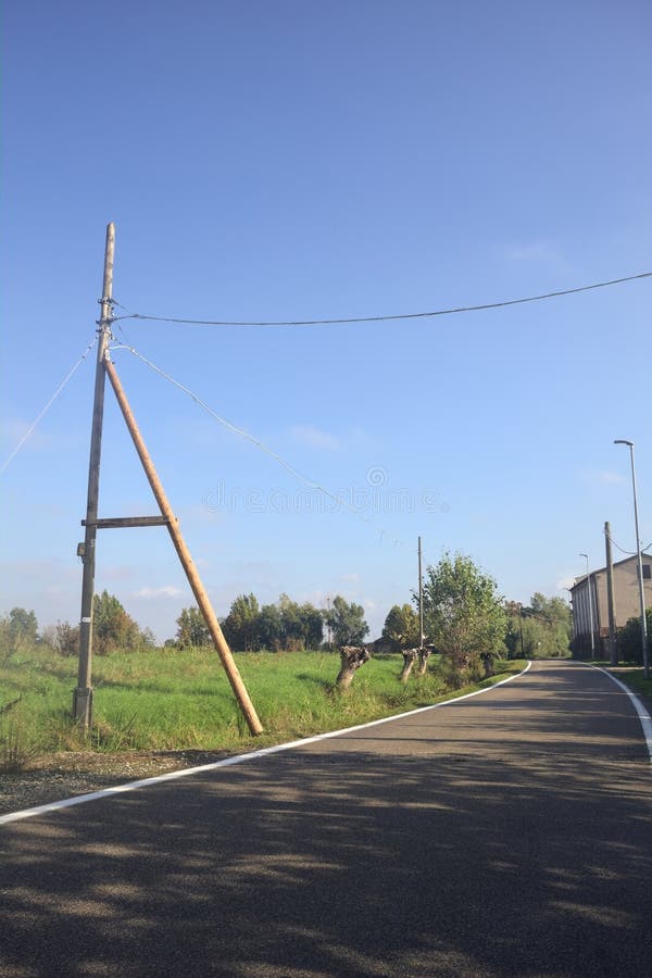Piegarsi su una strada di campagna immagini stock