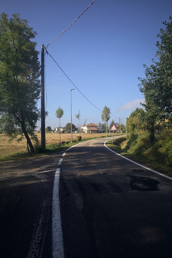 Piegarsi su una strada di campagna immagine stock