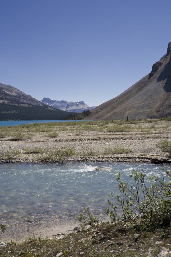 Pieghi il lago e l'acqua glaciale nelle Montagne Rocciose canadesi