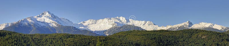Pieken van de Tantalus-Waaier op het zuidelijke eind van de Kustbergen van Brits Colombia, Canada tegen blauwe hemel stock afbeelding Pieken van de Tantalus-Waaier op het zuidelijke eind van de Kustbergen van Brits Colombia, Canada tegen blauwe hemel stock afbeelding