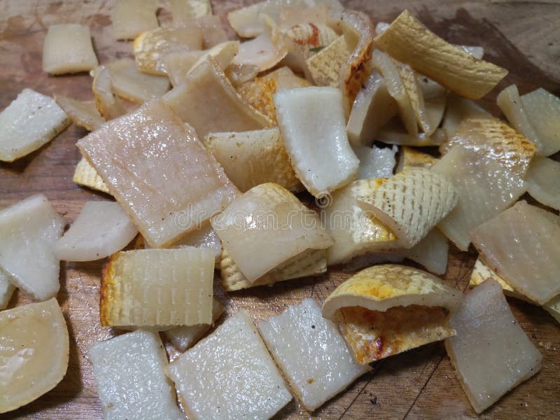 Piel de cerdo tajada en un tablero de madera fotografía de archivo libre de regalías Piel de cerdo tajada en un tablero de madera fotografía de archivo libre de regalías