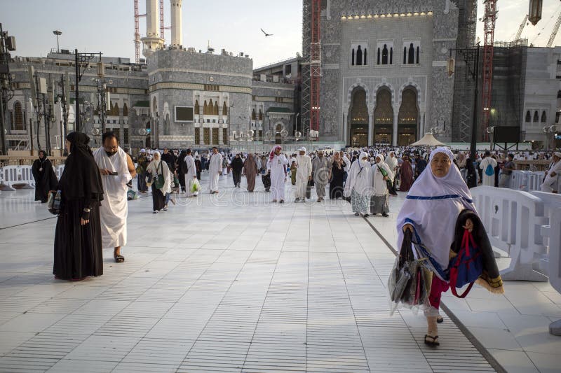 Pielgrzymi hadż i umrah z całego świata chodzący blisko głównej bramy masjidil haram wielki meczet w makkah fotografia stock