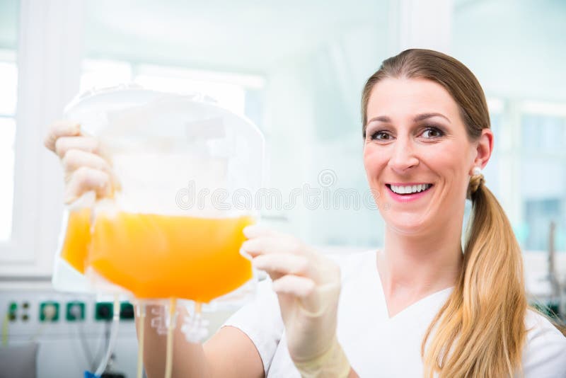 Pielęgniarka przy krwionośnej darowizny usługa z osocze darowizną obrazy royalty free Pielęgniarka przy krwionośnej darowizny usługa z osocze darowizną obrazy royalty free