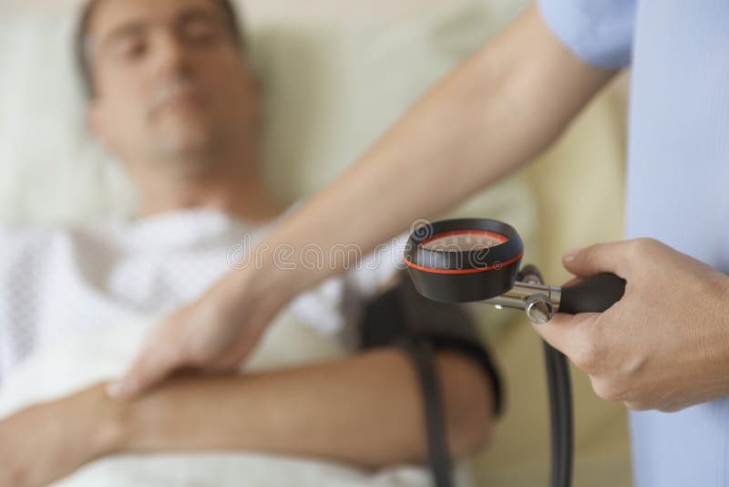 Pielęgniarka Bierze ciśnienie krwi I puls pacjent