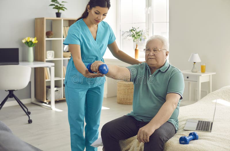 Pielęgniarka fizykoterapeutyczna pomagająca pacjentowi ćwiczyć z zadzwonkami w domu