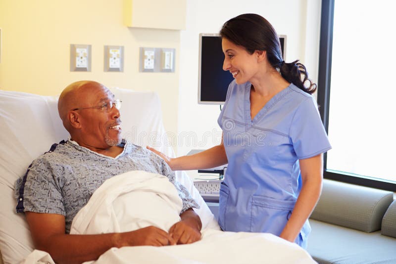 Pielęgniarka Opowiada Starszy Męski pacjent W sala szpitalnej