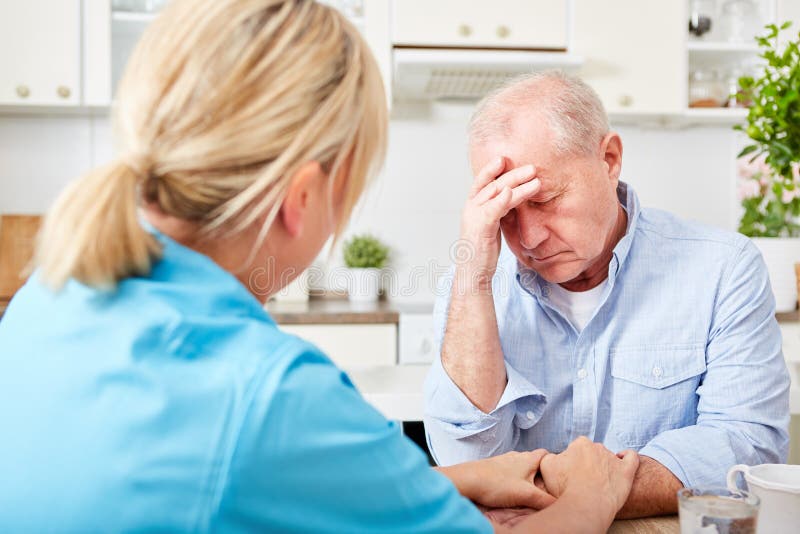 Pielęgniarka pociesza starszego mężczyzna z demencją