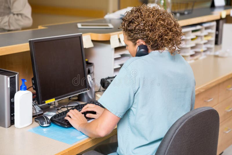 Pielęgniarki odpowiadania telefon Podczas gdy Pracujący Dalej fotografia stock Pielęgniarki odpowiadania telefon Podczas gdy Pracujący Dalej fotografia stock