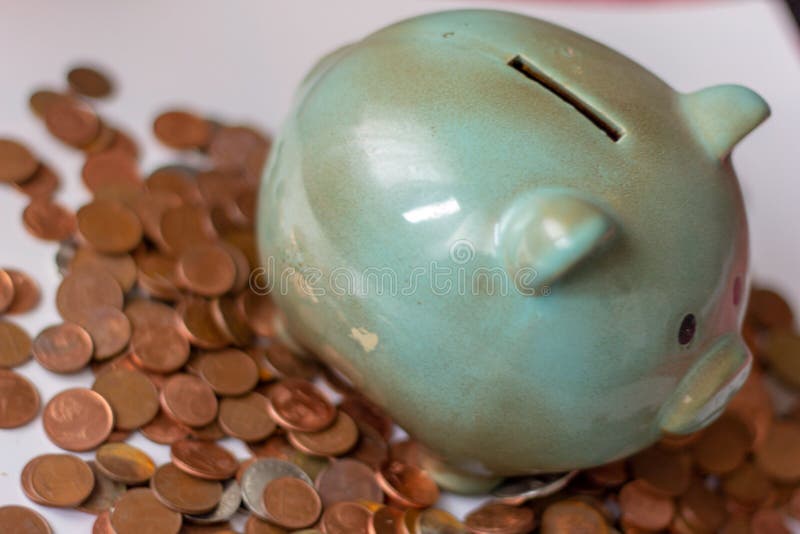 Pieniądze, pieniądze lub centy do dużych kapitałów, pieniądze biega biznes prosiątko bank z małymi monetami, jak ja będzie gdy mo obraz stock Pieniądze, pieniądze lub centy do dużych kapitałów, pieniądze biega biznes prosiątko bank z małymi monetami, jak ja będzie gdy mo obraz stock