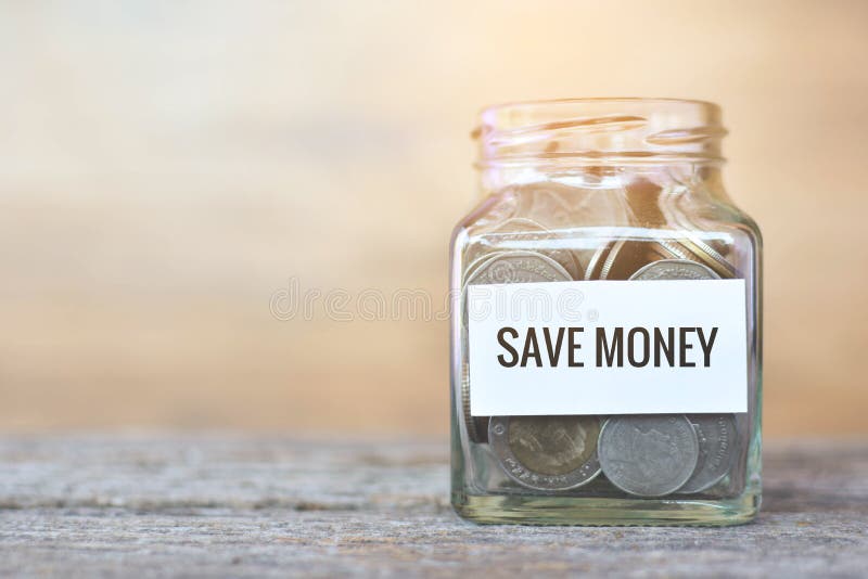 Pieniądze w szklanym słoju z ` save pieniądze ` słowo obrazy stock Pieniądze w szklanym słoju z ` save pieniądze ` słowo obrazy stock
