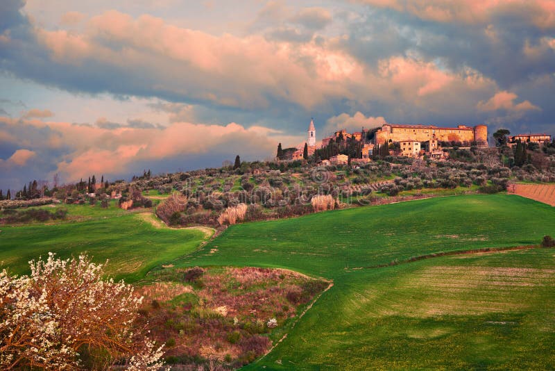 Pienza, Sienne, Toscane, Italie : paysage ? l'aube de la ville antique de colline photographie stock Pienza, Sienne, Toscane, Italie : paysage ? l'aube de la ville antique de colline photographie stock