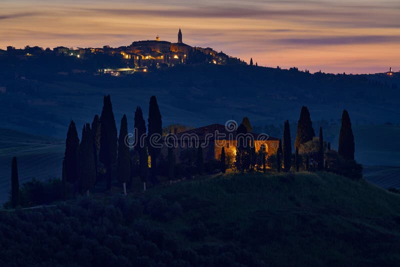 Pienza Stadt in der Nachtlandschaft in der Toskana in der Nähe von Siana und Pienza Sonnenaufgang Morgens in Kursivschrift. idylli stockfoto