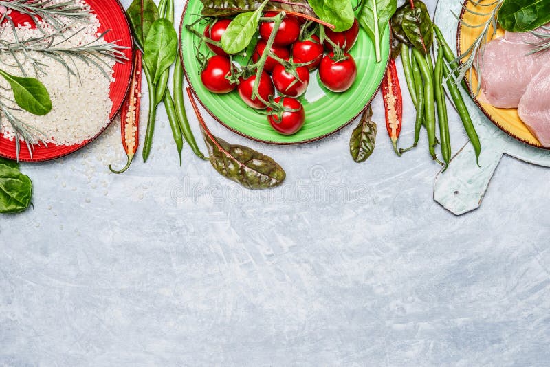 Piept de pui cu legume proaspete delicioase și ingrediente pentru fierbere gustoasă pe fond rustic din lemn, vedere superioară bor stock photo
