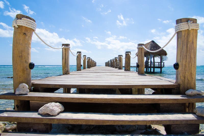 De madera muelle sobre el Playa.