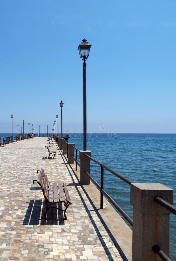 Opustené mólo alassio, ligurie stredozemného mora, taliansko.