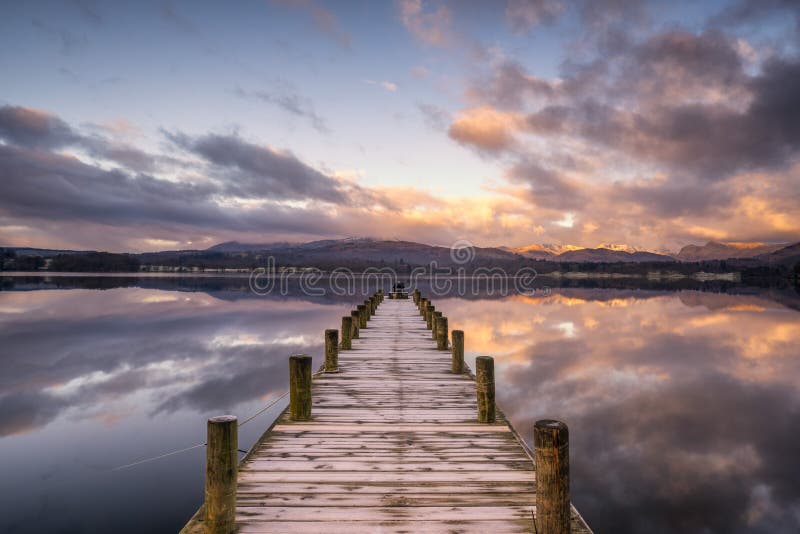 Pier over Windermere-meer met vroeg ochtendzonlicht stock foto's Pier over Windermere-meer met vroeg ochtendzonlicht stock foto's