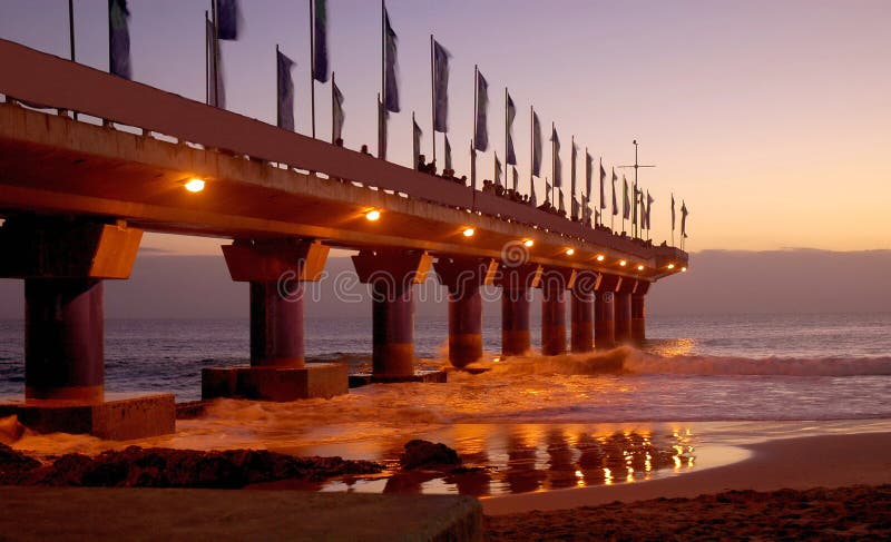 Sobre el famoso muelle de Playa, puerto, bahía, oriental capa, sur, seguimiento amanecer a través de Océano.