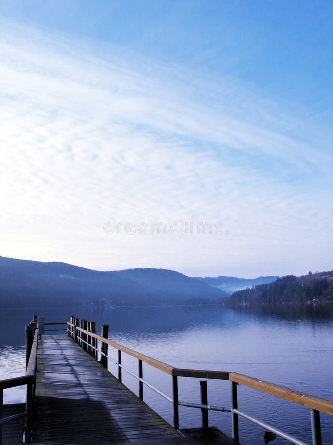 Pontile in legno sul mare.