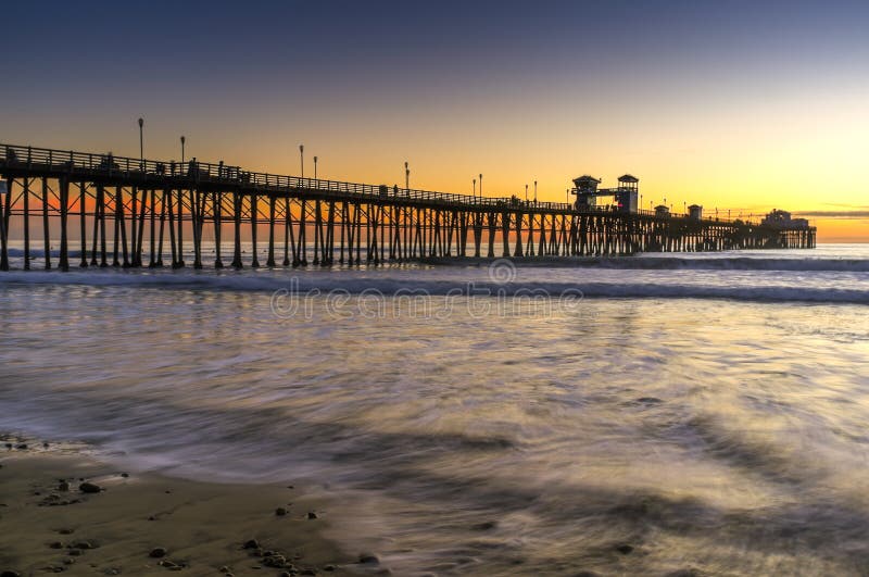 Pier am Sonnenuntergang, Ozeanufer Kalifornien stockbilder Pier am Sonnenuntergang, Ozeanufer Kalifornien stockbilder