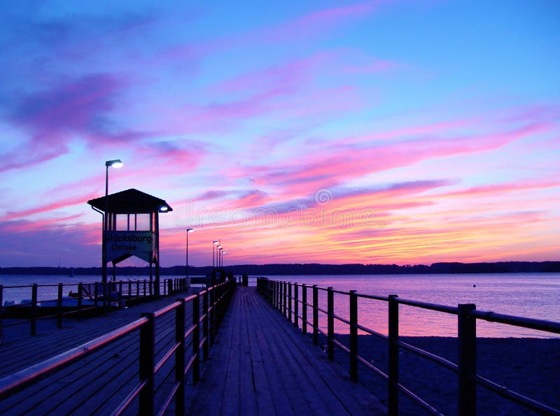 Muelle en el arruinar centro en norte alemania durante atardecer Costa sobre el próximo página de es un dinamarca.