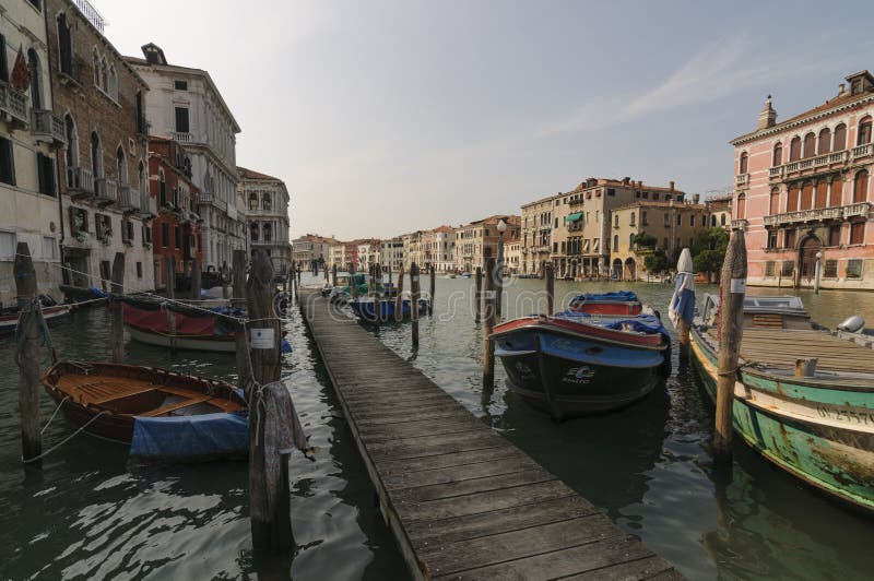 Pier und Boote auf Grand Canal in Venedig, Venetien, Italien, Europa lizenzfreie stockbilder Pier und Boote auf Grand Canal in Venedig, Venetien, Italien, Europa lizenzfreie stockbilder