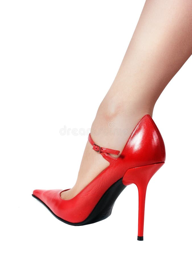 Pierna en zapato rojo