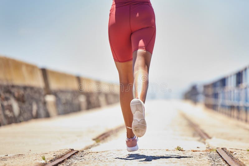 Piernas Corriendo Y Fitness Con Corredor Mujer Negra Al Aire Libre Atleta Con Velocidad Cardio Y Zapatillas Correr En Puente Imagen de archivo Imagen de salud, ajuste: 268999529