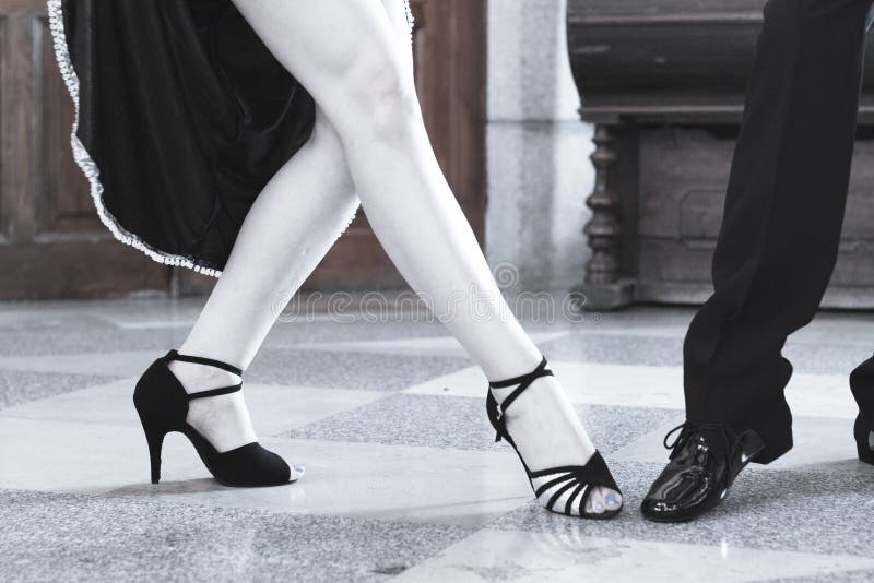 Fundador Aturdir hacer los deberes Piernas De Hombre Y Mujer Bailando Tango Argentino Imagen de archivo -  Imagen de danza, elegancia: 193203583