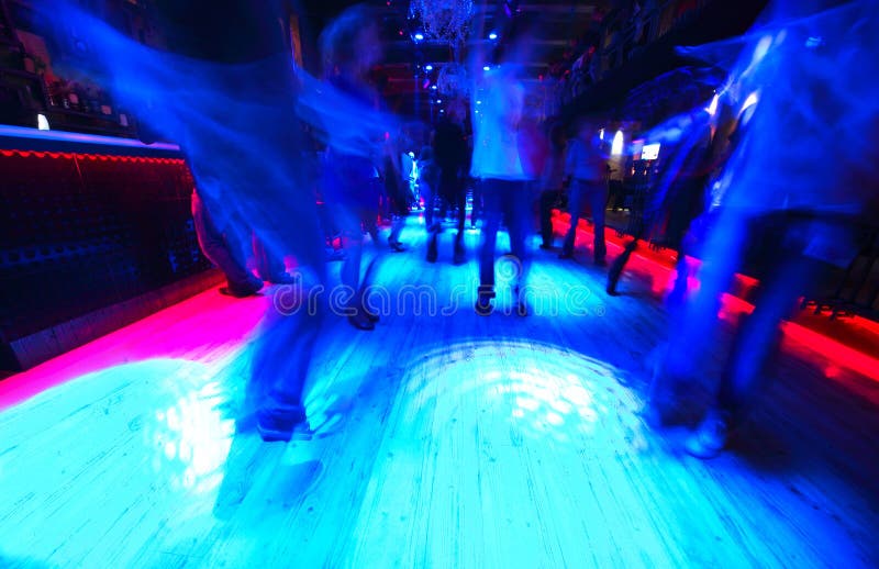 Piernas de la gente del baile en sala de baile foto de archivo Piernas de la gente del baile en sala de baile foto de archivo