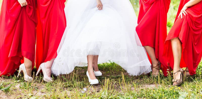 Piernas de la novia y de las damas de honor imagen de archivo libre de regalías Piernas de la novia y de las damas de honor imagen de archivo libre de regalías