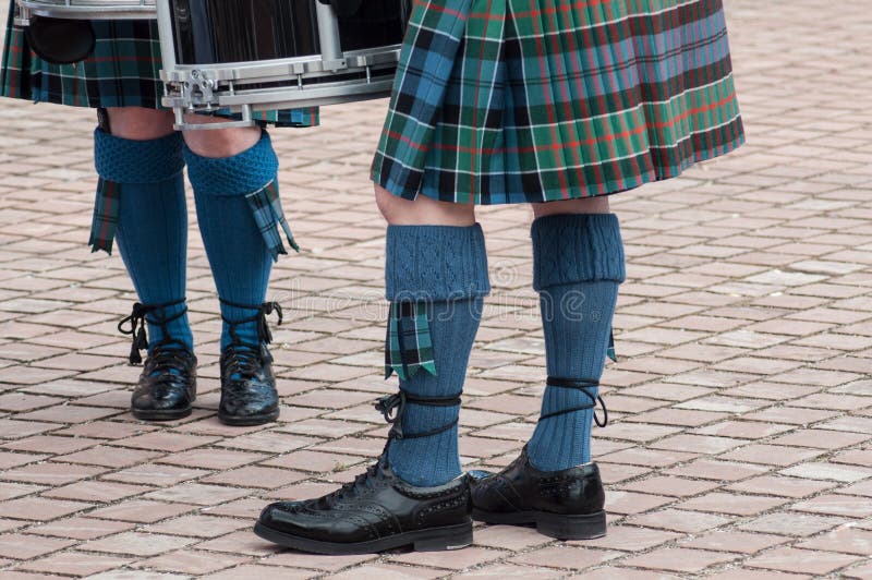 Piernas De Los Hombres Con La Escocesa Escocesa En La Calle de archivo - Imagen de pimienta, tubo: