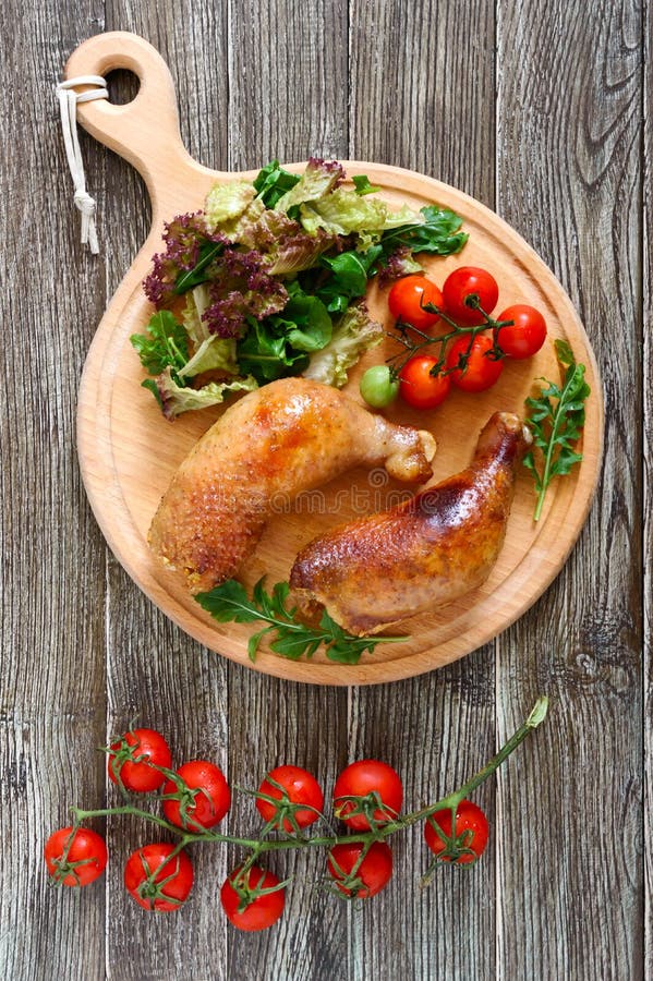 Piernas de pollo rellenas sabrosas con la ensalada de verduras frescas imagen de archivo Piernas de pollo rellenas sabrosas con la ensalada de verduras frescas imagen de archivo