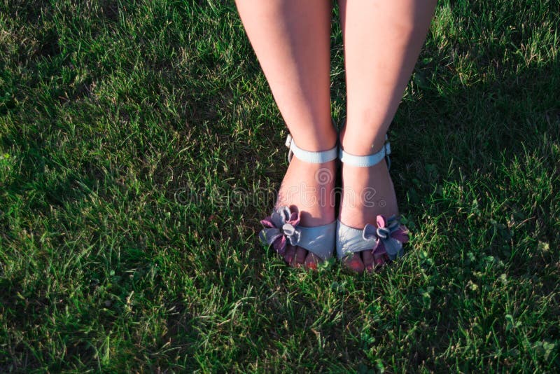 Piernas De Una Muchacha En Sandalias Foto de archivo - Imagen de pierna