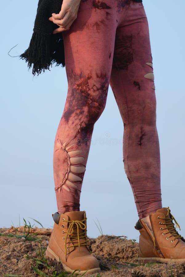 Piernas en las medias cortadas hermosas y ?nicas, moda del festival, hora de oro, tarde caliente foto de archivo Piernas en las medias cortadas hermosas y ?nicas, moda del festival, hora de oro, tarde caliente foto de archivo