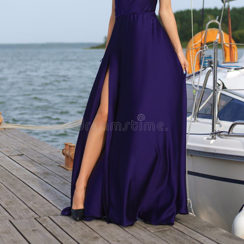 Piernas Femeninas Delgadas Y Sensuales Desnudas En Vestido Largo Por La Noche En Un Muelle De Madera Imagen de archivo - Imagen de exterior, ocio: 194643673 Piernas Femeninas Delgadas Y Sensuales Desnudas En Vestido Largo Por La Noche En Un Muelle De Madera Imagen de archivo - Imagen de exterior, ocio: 194643673