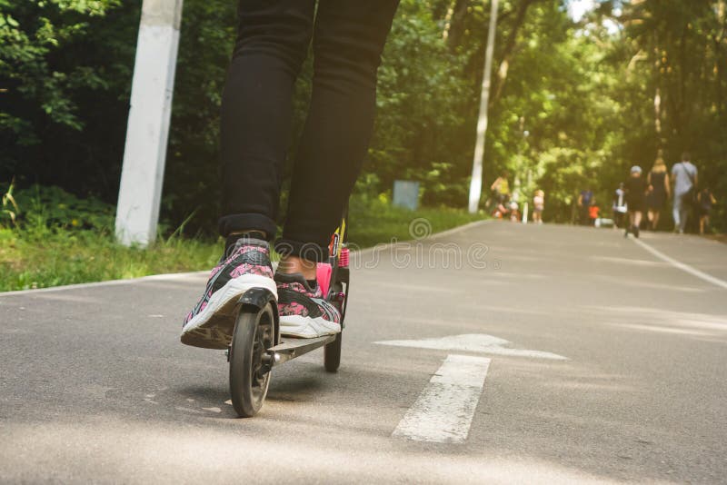 Piernas Hembras En La Parte Inferior Del Marco De La Motocicleta Foto