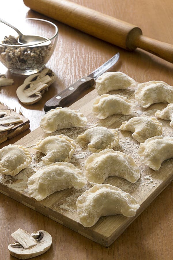 Pierogi casalingo con i funghi ed il pollo - gnocco riempito, t fotografie stock Pierogi casalingo con i funghi ed il pollo - gnocco riempito, t fotografie stock