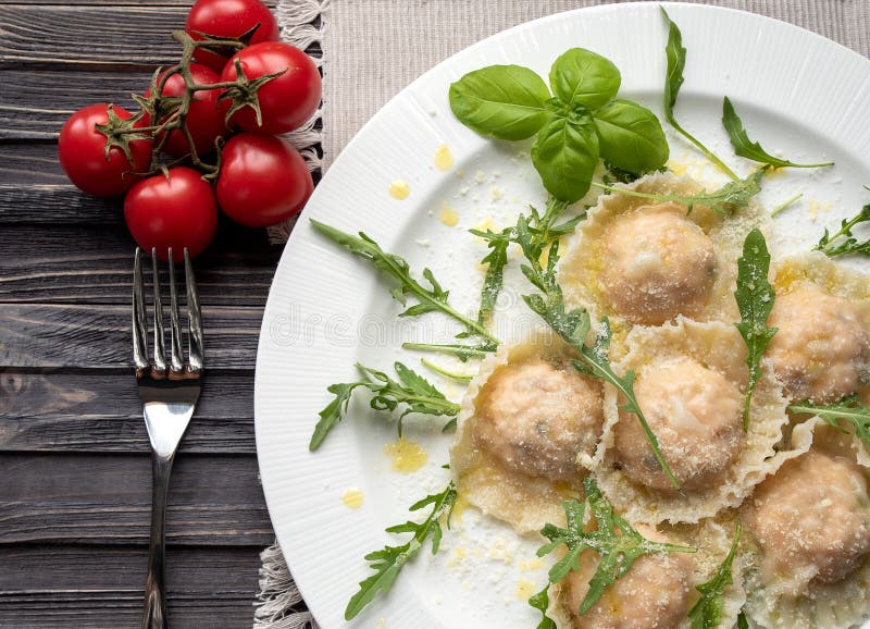 Pierożek z łososiem i ricotta, na talerzu z rukota, basil, fotografia royalty free Pierożek z łososiem i ricotta, na talerzu z rukota, basil, fotografia royalty free