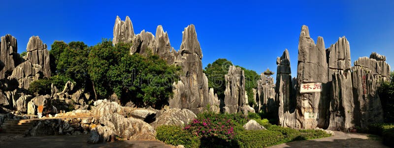 Shilin, Yunnan, China is located in the hinterland east plateau, is the essence of the world karst. Shilin Karst landscape in the main to hung, extraordinary and dangerous, Sau, quiet, Austria, open with the world's most unique karst (karst) landscape, to form a long history, the type of complete, large-scale, development of integrity, known as the best in the world wonders, modeling natural landform Museum, to the academic reputation in the world. Stone Forest was formed 2.7 billion years ago, the development by the long and complex geological evolution and palaeogeography of the changes taking place before the formation of the present-day geological remains extremely valuable. Shilin, Yunnan, China is located in the hinterland east plateau, is the essence of the world karst. Shilin Karst landscape in the main to hung, extraordinary and dangerous, Sau, quiet, Austria, open with the world's most unique karst (karst) landscape, to form a long history, the type of complete, large-scale, development of integrity, known as the best in the world wonders, modeling natural landform Museum, to the academic reputation in the world. Stone Forest was formed 2.7 billion years ago, the development by the long and complex geological evolution and palaeogeography of the changes taking place before the formation of the present-day geological remains extremely valuable.