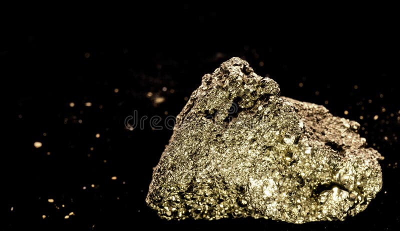 Pierre en cristal de pyrite cubique, or de chat, devant un backgr noir photographie stock libre de droits Pierre en cristal de pyrite cubique, or de chat, devant un backgr noir photographie stock libre de droits