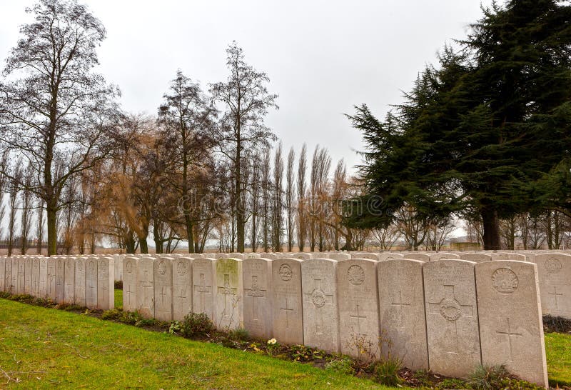 Pierres tombales de WWI des tombes dans le cimetière de Lijssenhoek, photographie stock Pierres tombales de WWI des tombes dans le cimetière de Lijssenhoek, photographie stock